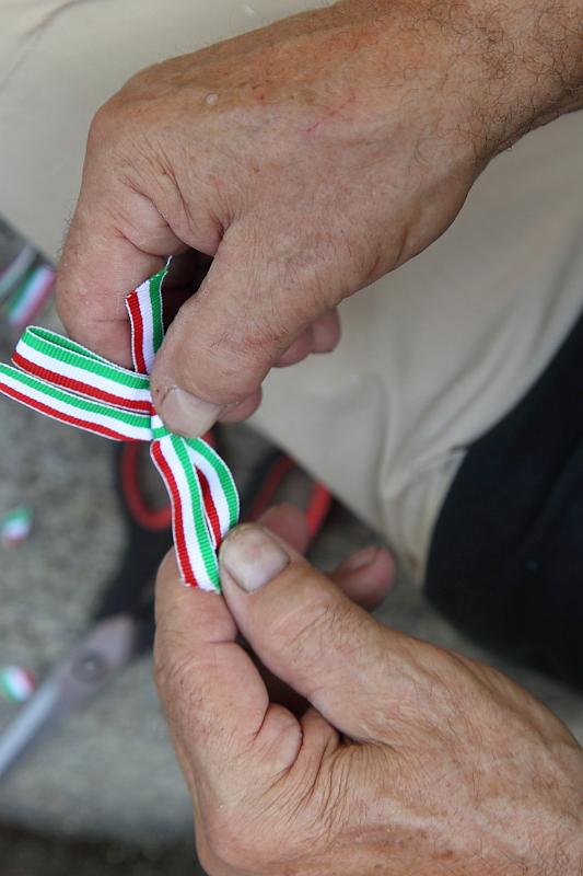 DPP_0021.JPG - si preparano i fiocchetti tricolore